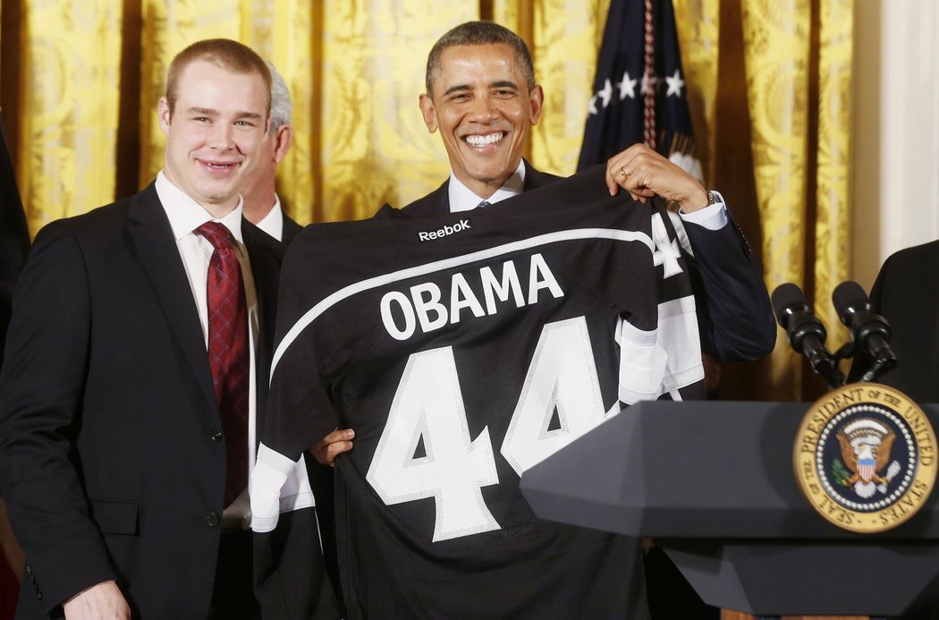 Americký prezident Barack Obama přivítal hokejisty Los Angeles, na snímku pózuje s Dustinem Brownem
