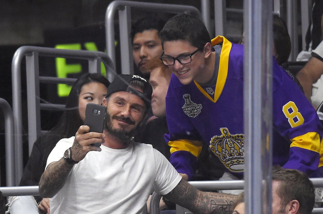 David Beckham se na utkání Los Angeles fotí s fanouškem.
