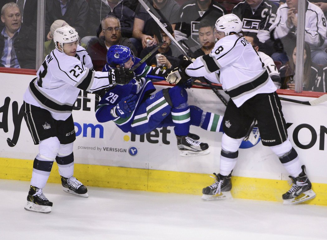 Dustin Brown a Drew Doughty si podali nováčka Andreje Pedana