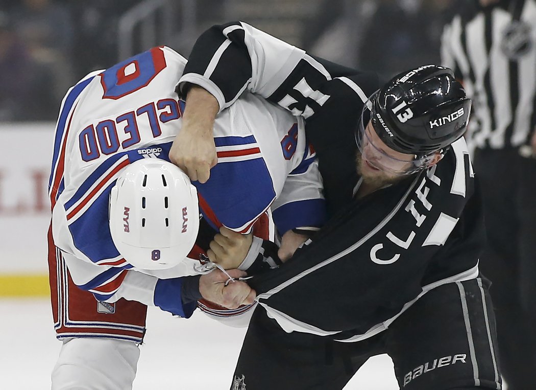 Drsňáci Kyle Clifford a Cody McLeod předvedli divákům old school hockey