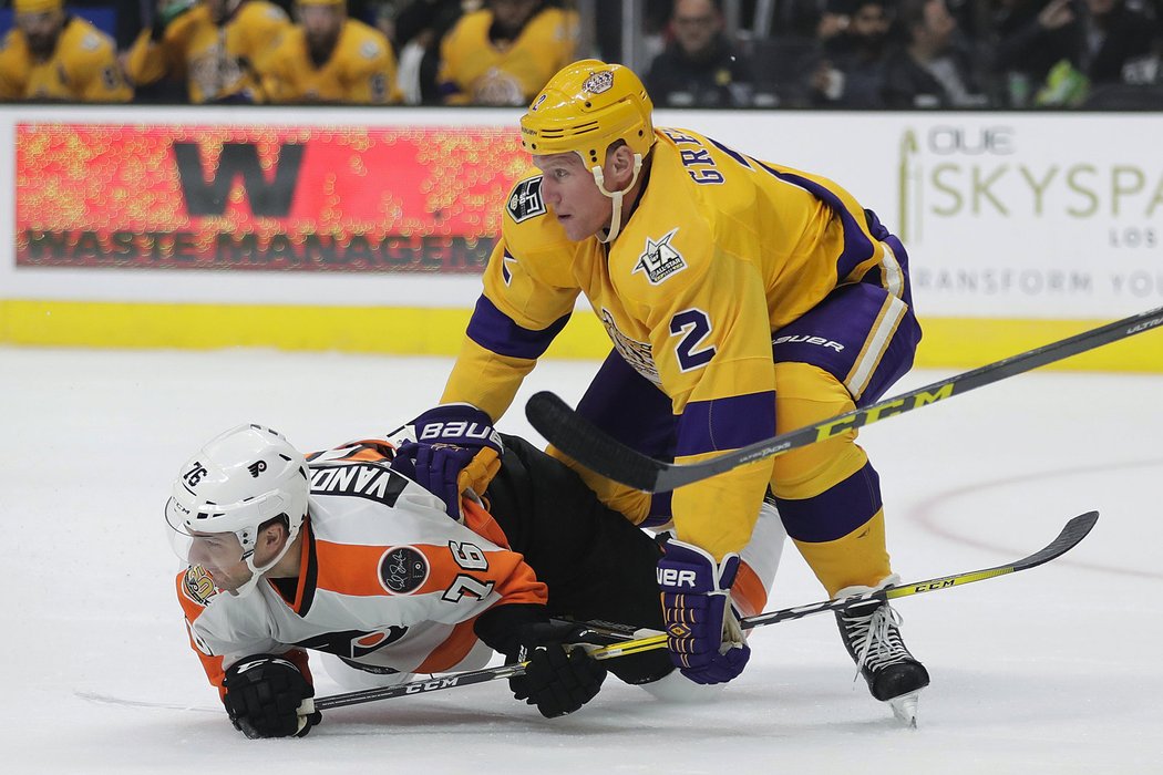 Chris VandeVelde z Philadelphie se chce zvednout, obránce Matt Greene je proti