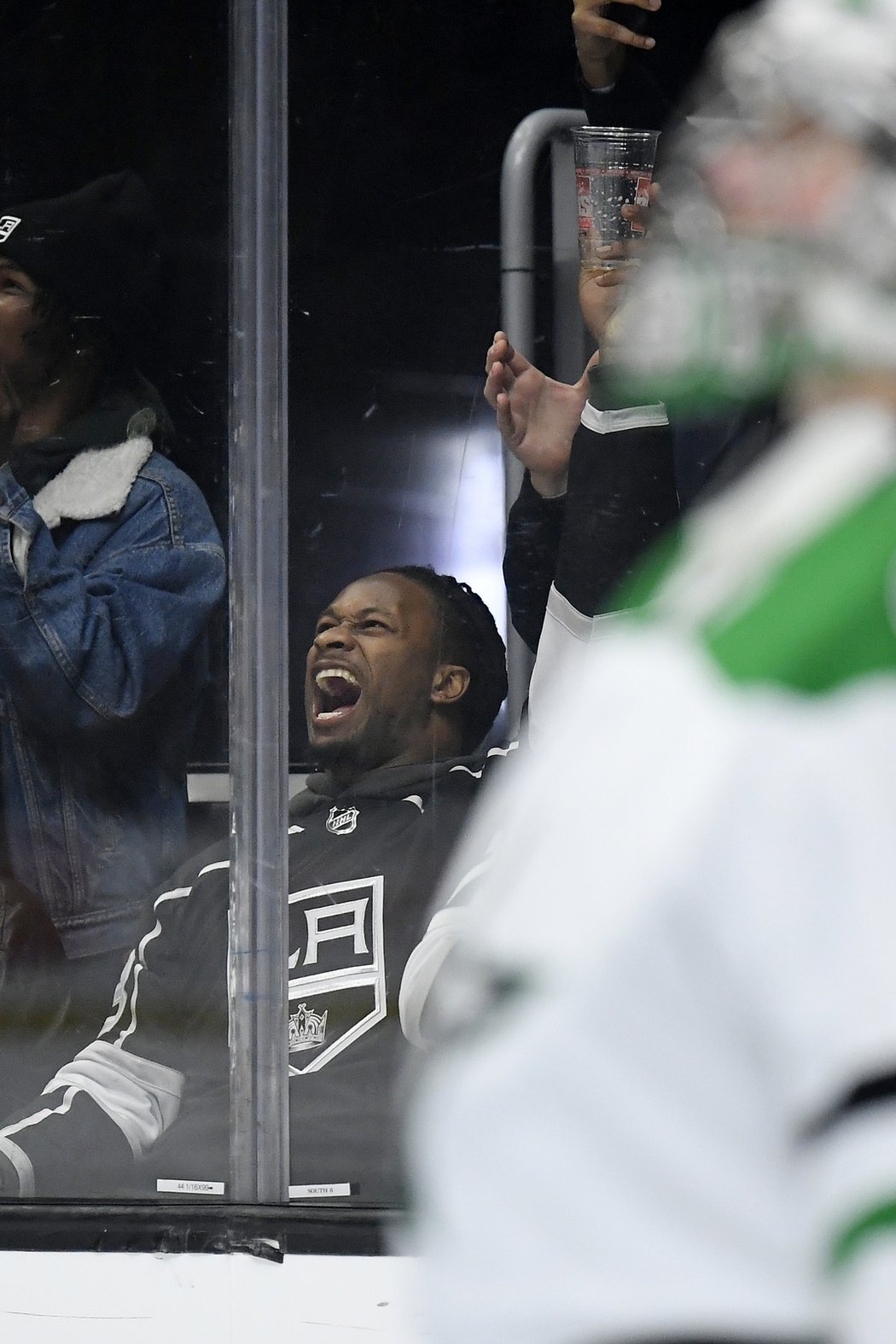 Domácí těsnou porážku Los Angeles od Dallasu (1:2) sledoval na tribuně Staples Center i jeden z nejlepších running backů NFL Todd Gurley, který působí v LA Rams.