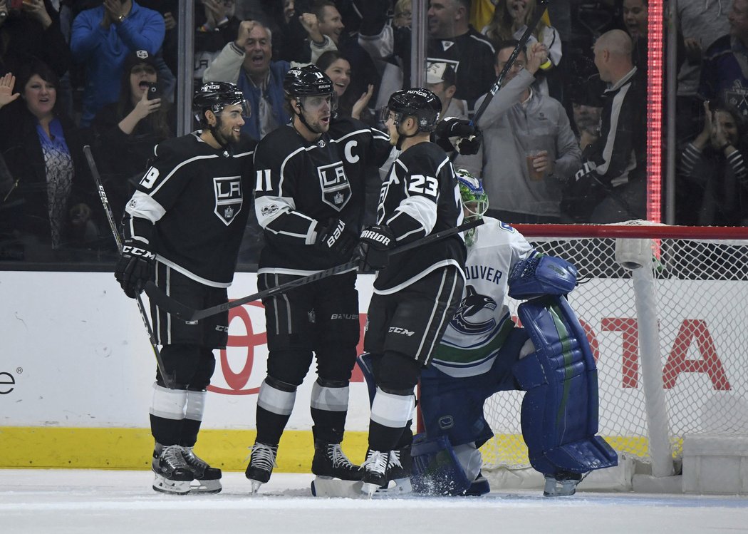 Kings sice proti Vancouveru vedli na domácím ledě 2:0, přesto prohráli