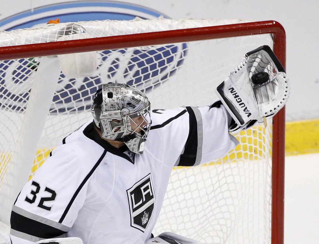 Brankář Los Angeles Kings Jonathan Quick vytahuje jeden ze svých skvělých zákroků, kterými vymazal Floridu