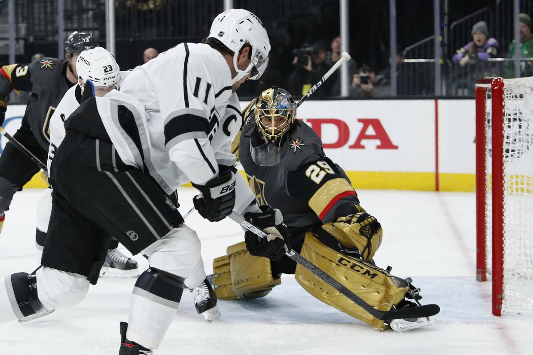 Anže Kopitar a jeden z jeho dvou gólů do sítě Vegas