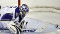 Gólman Los Angeles Kings Jason LaBarbera sleduje puk ve své brance v utkání proti Calgary.