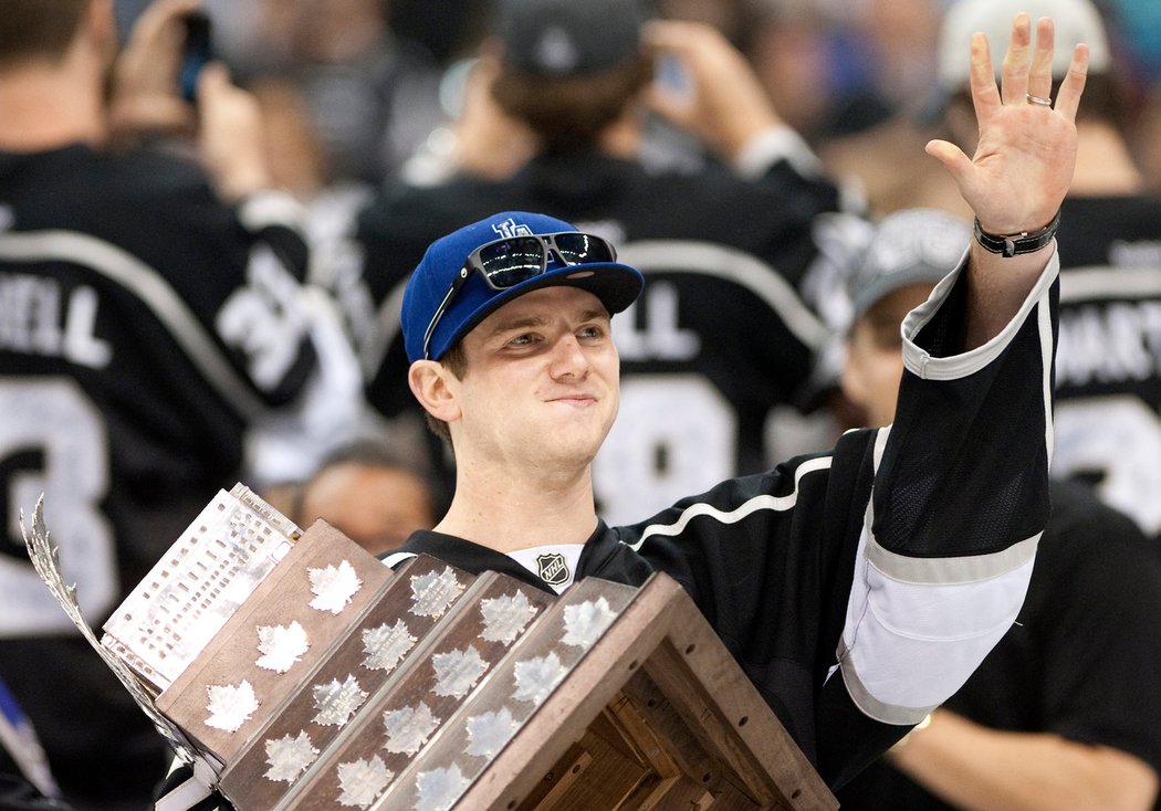 Kromě Stanley Cupu si fanoušci mohli prohlédnout i Conn Smythe Trophy, kterou letos získal brankář Quick.