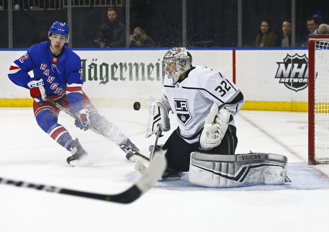 Jonathan Quick chytil 24 střel Rangers, Filip Chytil jen přihlíží