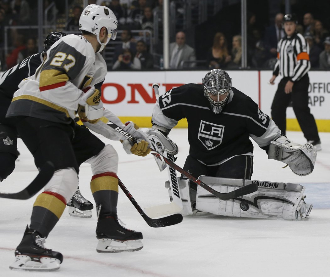 Brankář Jonathan Quick právě zasahuje proti obránci Theodorovi