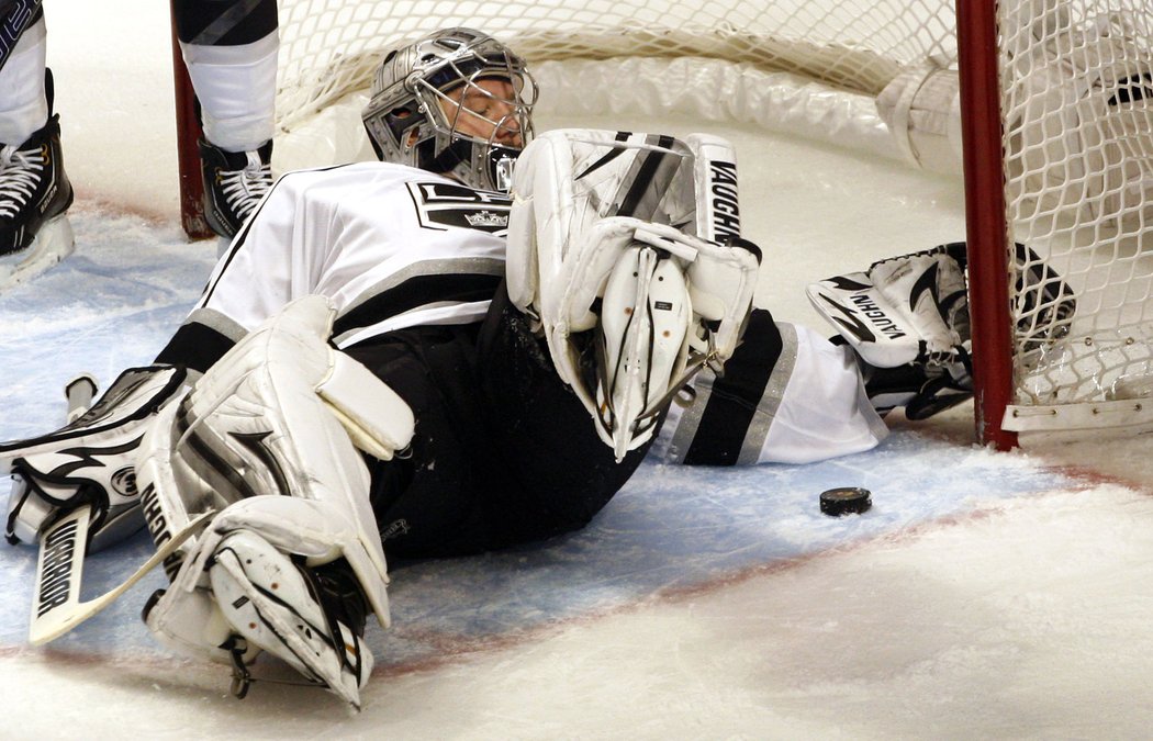 Jonathan Quick vytáhl proti Chicagu 34 zákroků, za jeho zády ale skončily tři puky.