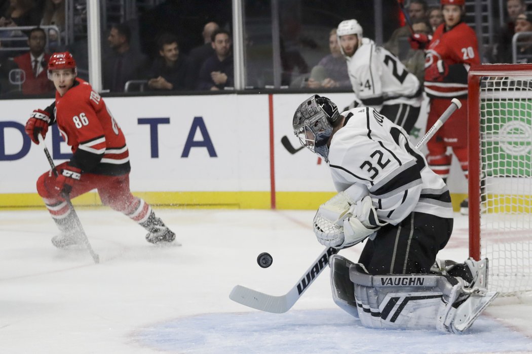 Jonathan Quick pochytal proti Carolině 34 střel, připsal si první výhru sezony a 50. nulu kariéry