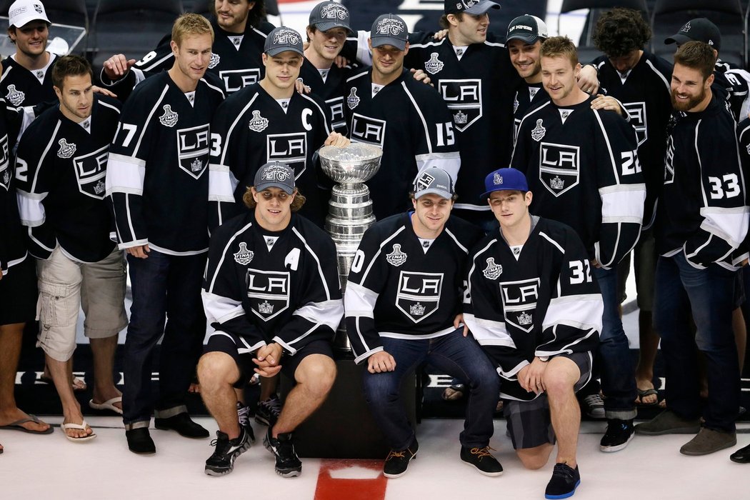 Celý tým se poté sešel s fanoušky v hale. Ve spodní řadě Anže Kopitar, Mike Richards a Jonathan Quick.