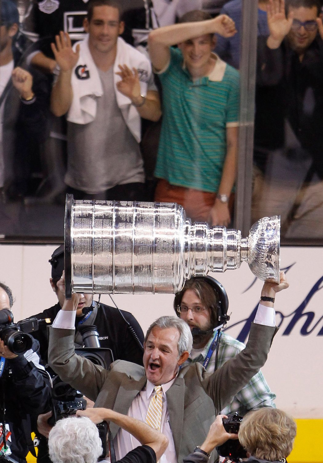 Trenér Kings Darryl Sutter poprvé v kariéře zvedá nad hlavu pohár.