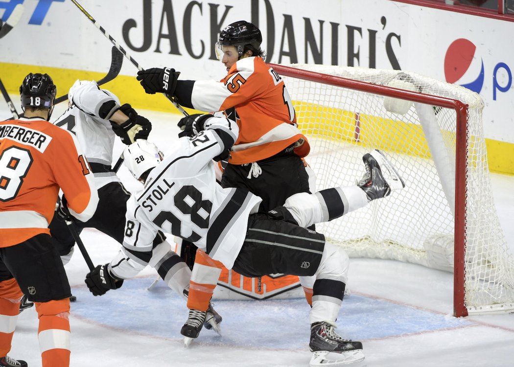 Jarret Stoll z Los Angeles poznává, že před bránou Flyers není bezpečno.