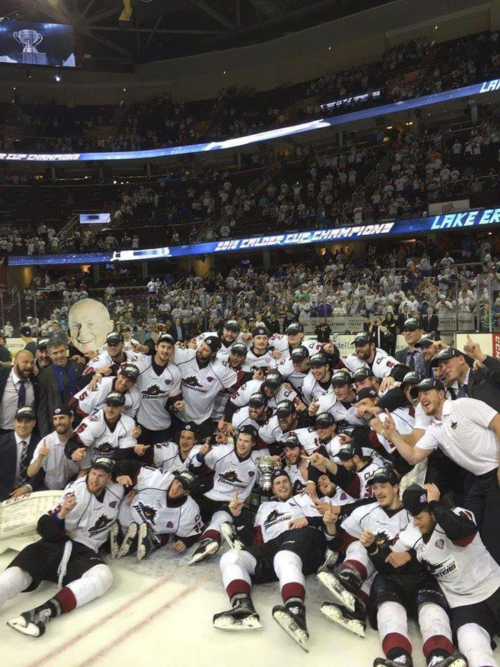 Hokejisté Lake Erie Monsters se radují ze zisku prestižního Calder Cupu
