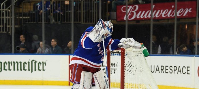 Rangers druhým rokem po sobě budou chybět v bojích o Stanley Cup a Henrik Lundqvist chytá letos s procentuální úspěšností 90.7% a průměrem přes tři inkasované góly na duel. 