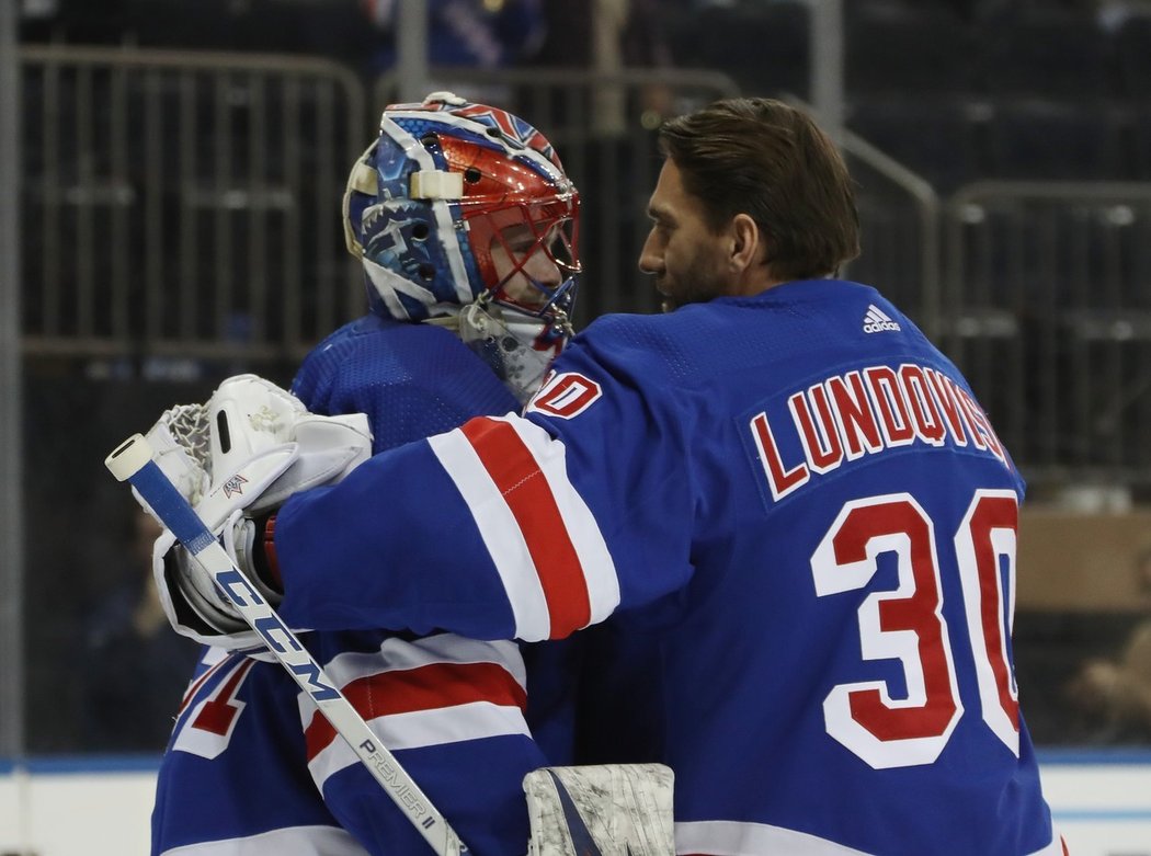 Ruský brankářský supertalent Igor Šesťorkin měl autonehodu. Jeho místo tak zaujme v posledních týdnech upozaděný Henrik Lundqvist.