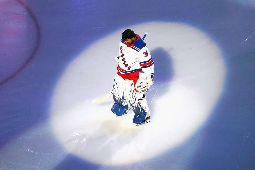 Všechno jednou končí. Brankář Henrik Lundqvist bude vyplacen z posledního roku své smlouvy, během kterého si měl vydělat 8,5 milionů dolarů. Za celek z Manhattanu odchytal 887 zápasů, dalších 130 v play off.