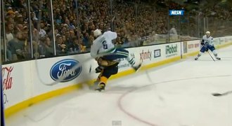 VIDEO: Bostonský útočník Marchand dostal v NHL trest na pět utkání