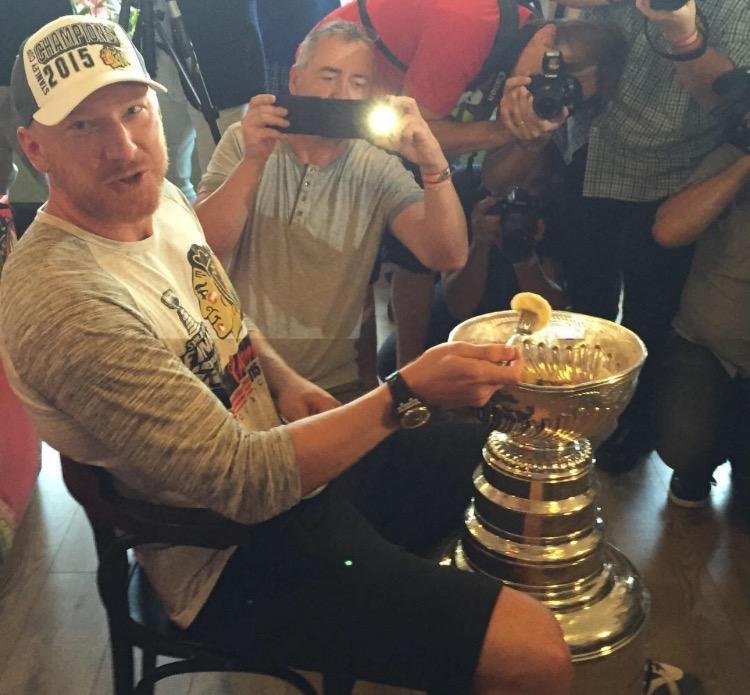 Marián Hossa a jeho tradice - ze Stanley Cupu si pochutnává na pirožkách s bryndzou