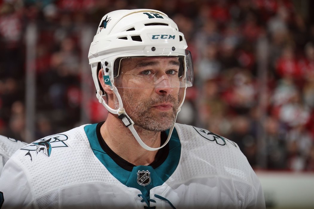 Železný útočník Patrick Marleau vedle toho, že nadále natahuje sérii zápasů bez pauzy, útočí i na absolutní rekord Gordieho Howea v počtu odehraných utkání v NHL