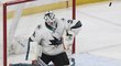 Brankář Sharks Martin Jones nepustil za svá záda ani jeden puk.