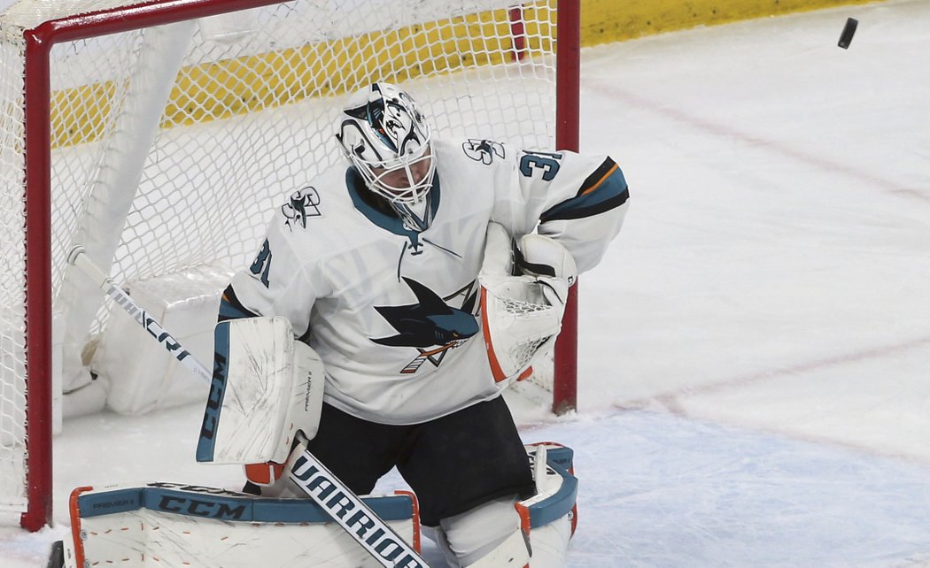 Brankář Sharks Martin Jones nepustil za svá záda ani jeden puk.