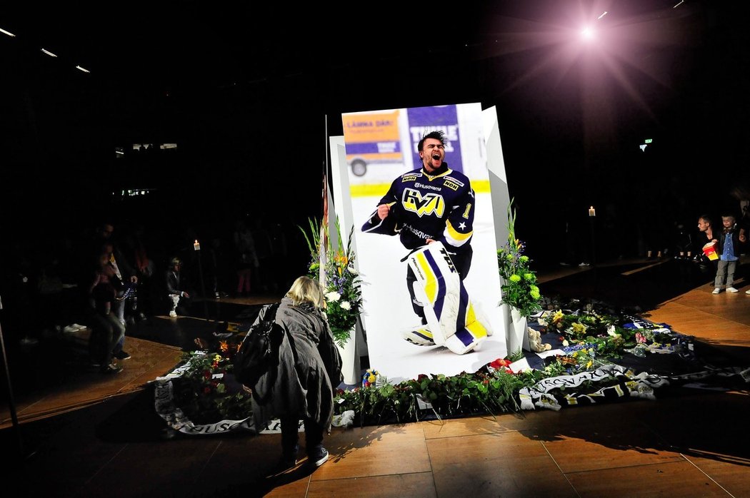 Švédský brankář Stefan Liv tragicky zemřel 7. září 2011 při letecké havárii hokejistů Jaroslavle.