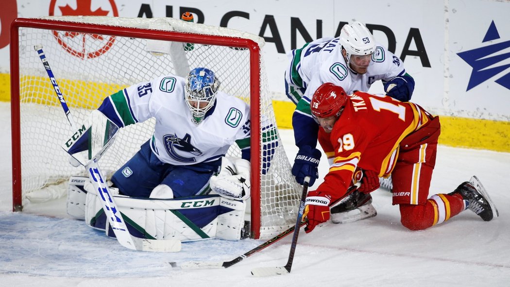 Matthew Tkachuk v zápase proti Vancouveru