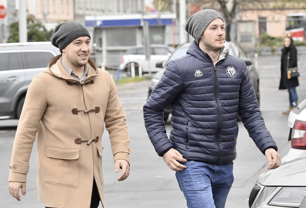 Jan Kovář a brankář Marek Mazanec přicházejí na sraz české hokejové reprezentace před turnajem Karjala.