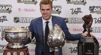 McDavid ovládl udělování cen NHL. Zářili i Bobrovskij a Burns