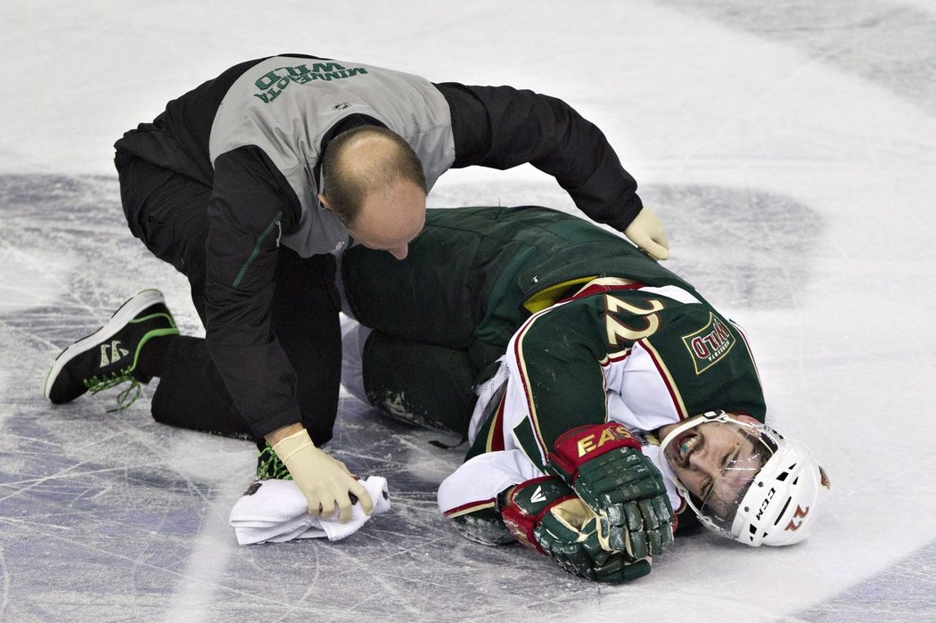 Cal Clutterbuck po faulu kolenem od Taylora Halla nedohrál.