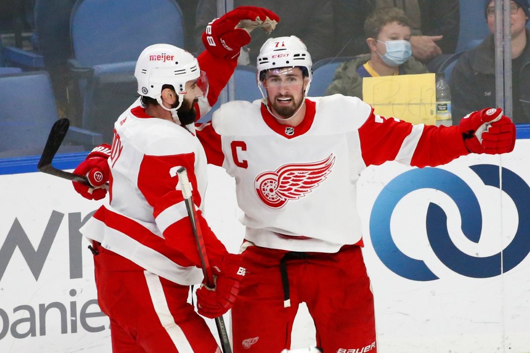 Kapitán Red Wings Dylan Larkin slaví gól