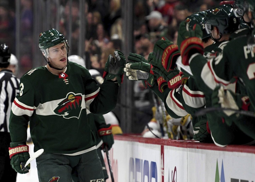 Charlie Coyle vstřelil do sítě Vegas šestý gól v sezoně