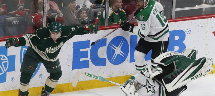 Charlie Coyle využil situace a za brankou atakoval gólmana Dallasu