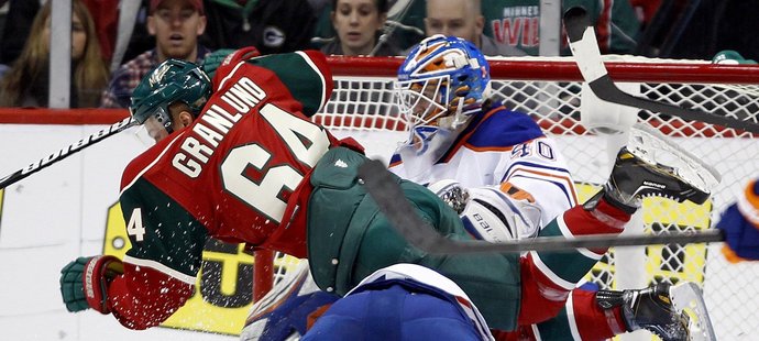 Nováček Mikael Granlund bojuje v brankovišti Edmontonu.