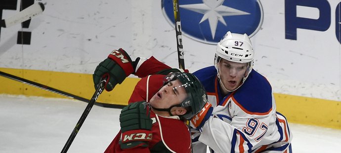 Zach Parise padá po zásahu vysokou holí k zemi, Connor McDavid už se chystá na trestnou lavici