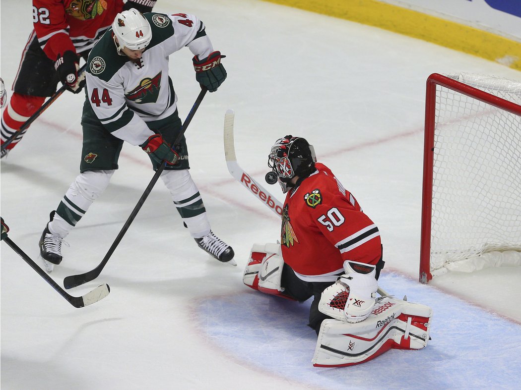 Corey Crawford podržel Blackhawks, tady kryje ránu Chrise Stewarta.