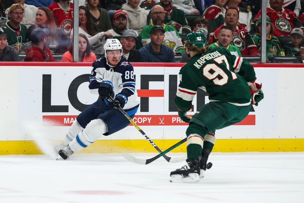 Nate Schmidt z Winnipegu a Kirill Kaprizov z Minnesoty