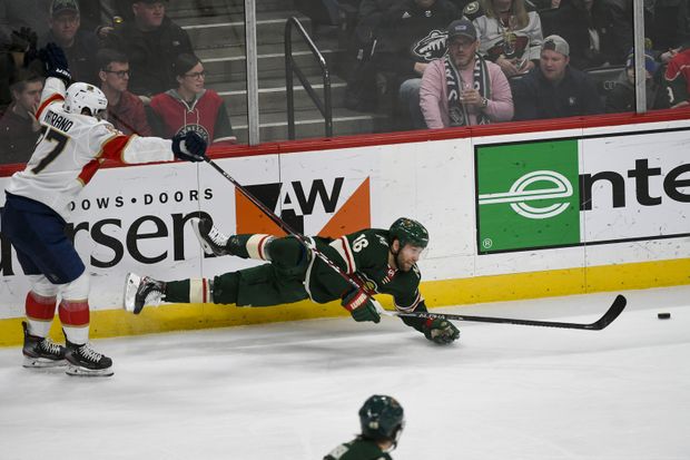 Jason Zucker má smlouvu na další tři roky Jason Zucker má smlouvu na další tři roky