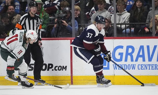 Casey Mittelstadt (vpravo) v dresu Colorada Casey Mittelstadt (vpravo) v dresu Colorada