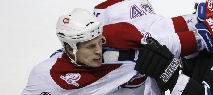 Kanadský hokejista Travis Moen, kterého ve tváři pořezala soupeřova brusle.