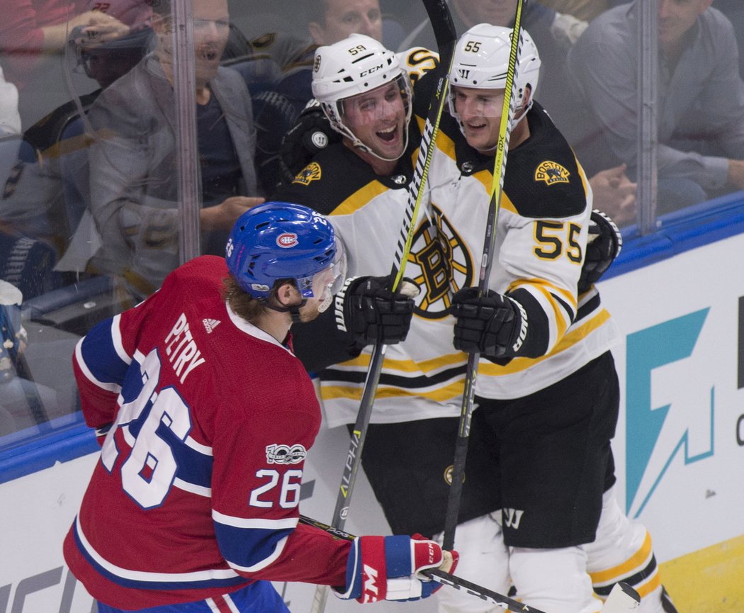 Tim Schaller přijímá gratulace, pomohl k výhře nad Canadiens