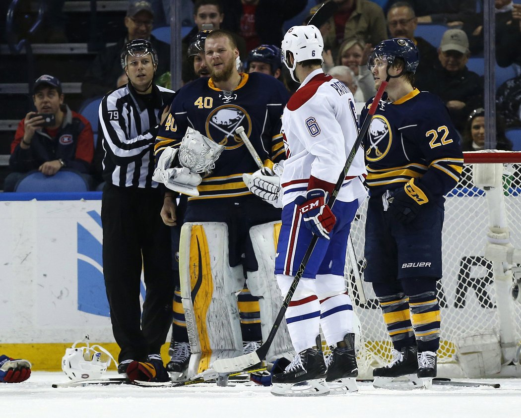 Robin Lehner sleduje na dálku svého soka, sudí si ho raději hlídá