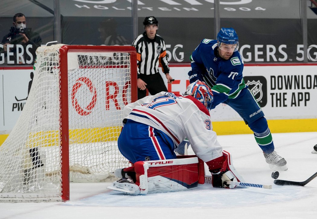 Carey Price zasahuje v zápase s Vancouverem