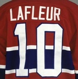 10. Guy Lafleur, útočník - Šestkrát v řadě vstřelil 50 gólů a získal přes 100 bodů a doma má 5 prstenů za vítězství ve Stanley Cupu.