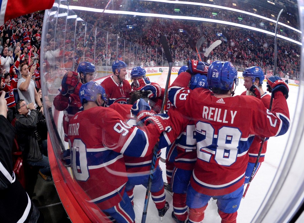 Hokejisté Montrealu se radují z vítězství 4:3 v prodloužení nad Edmontonem, vítězný gól vstřelil Jonathan Drouin