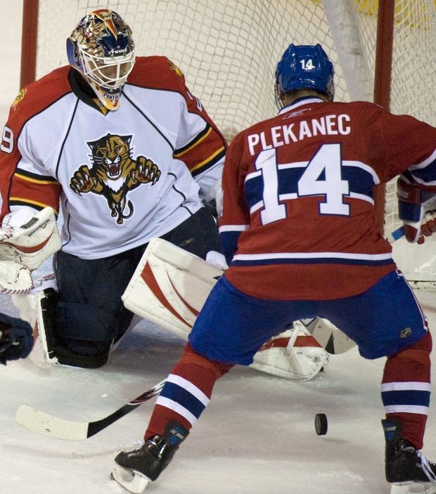 Montrealský Tomáš Plekanec před gólmanem Floridy Tomášem Vokounem. Montrealský Tomáš Plekanec před gólmanem Floridy Tomášem Vokounem.