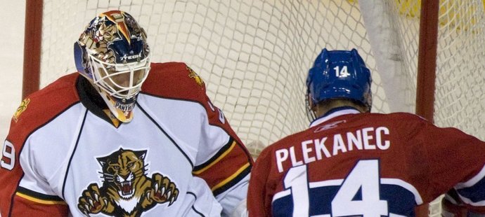 Montrealský Tomáš Plekanec před gólmanem Floridy Tomášem Vokounem.