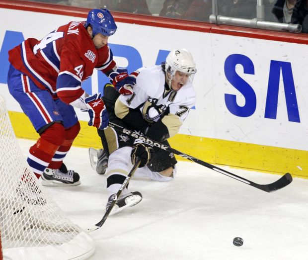 Montrealský Roman Hamrlík (vlevo) v souboji s Jevgenijem Malkinem z Pittsburghu. Montrealský Roman Hamrlík (vlevo) v souboji s Jevgenijem Malkinem z Pittsburghu.